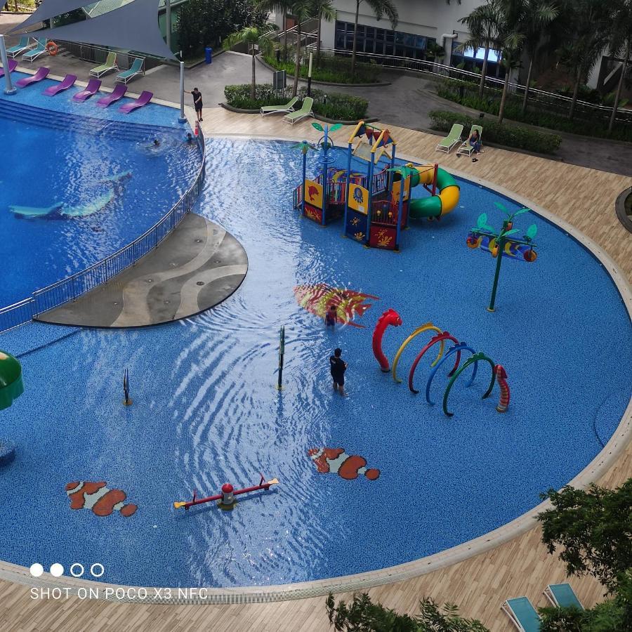 Atlantis Pool View 1210